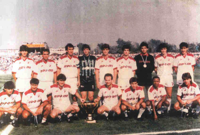 Η ΠΡΩΤΑΘΛΗΤΡΙΑ ΟΜΑΔΑ ΤΟΥ 1988 ΜΕ ΤΟ ΚΥΠΕΛΛΟ